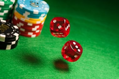 Dealer responding to player question in live chat on slot macau88 roulette table